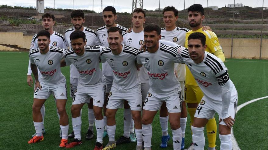 Formación inicial del Arucas, ayer, en el Estadio Manuel Pablo de Bañaderos, antes de medirse a la UD Gran Tarajal.