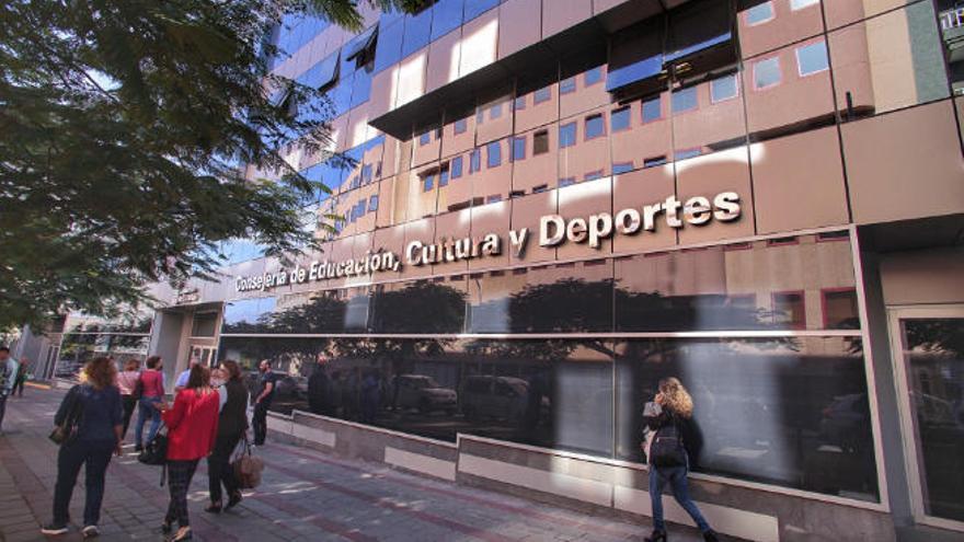 Edificio situado en la avenida Tres de Mayo que ocupa la Consejería de Educación del Gobierno de Canarias.