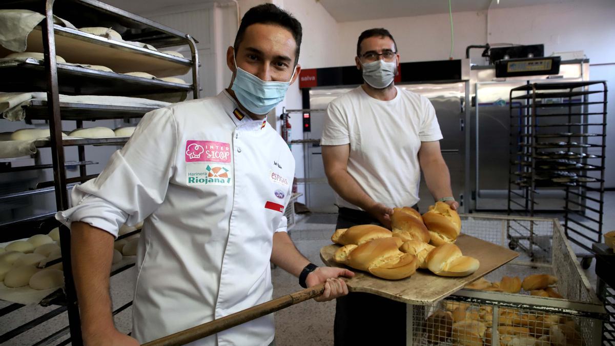 José Roldán (i) y Fran Recio (d) en la Panadería El Brillante practicando para el concurso europeo.