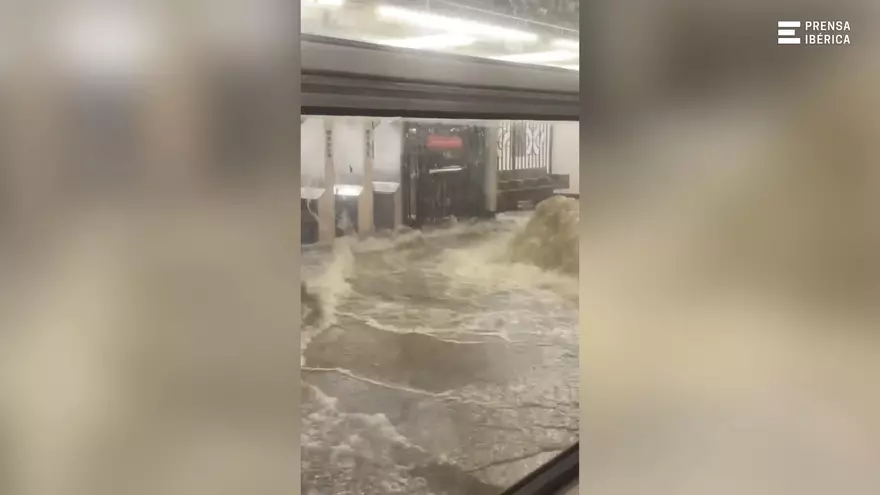 Inundacions a Nova York: pluges torrencials col·lapsen la ciutat