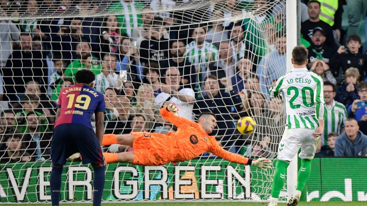 Lo Celso bate a Iñaki Peña en el penalti del Betis.