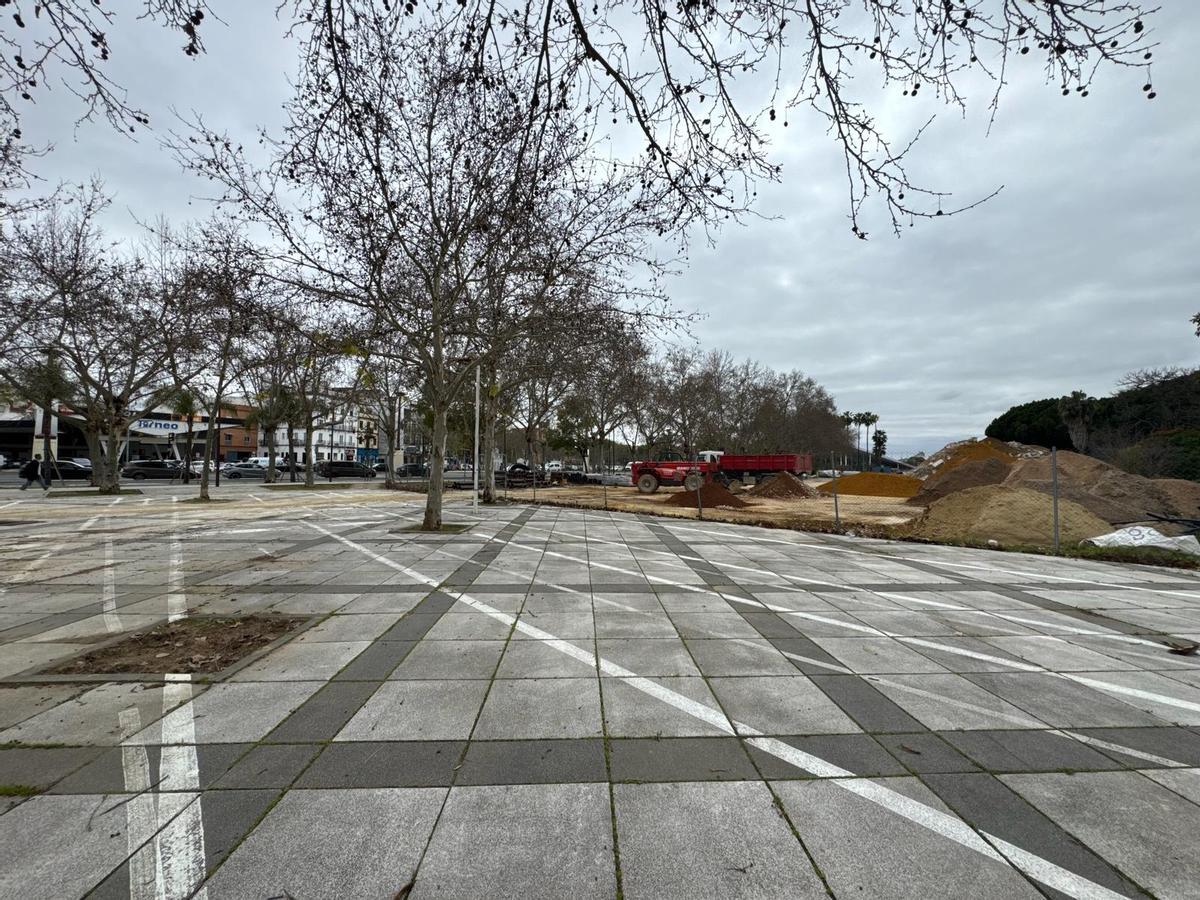 Su ubiación está en frente de la gasolinera.