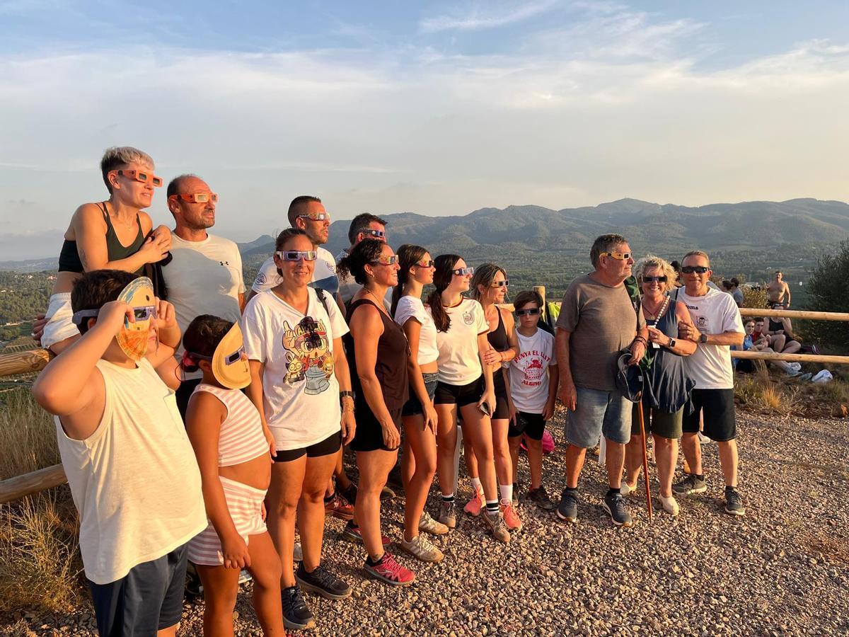 Personas disfrutando del eclipse en el Picaio de Algímia