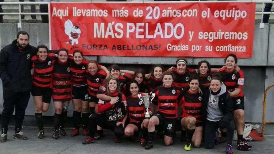 El Coreti femenino posa, ayer en el Gregorio Pérez Rivera de Lugo, con su trofeo de subcampeón.