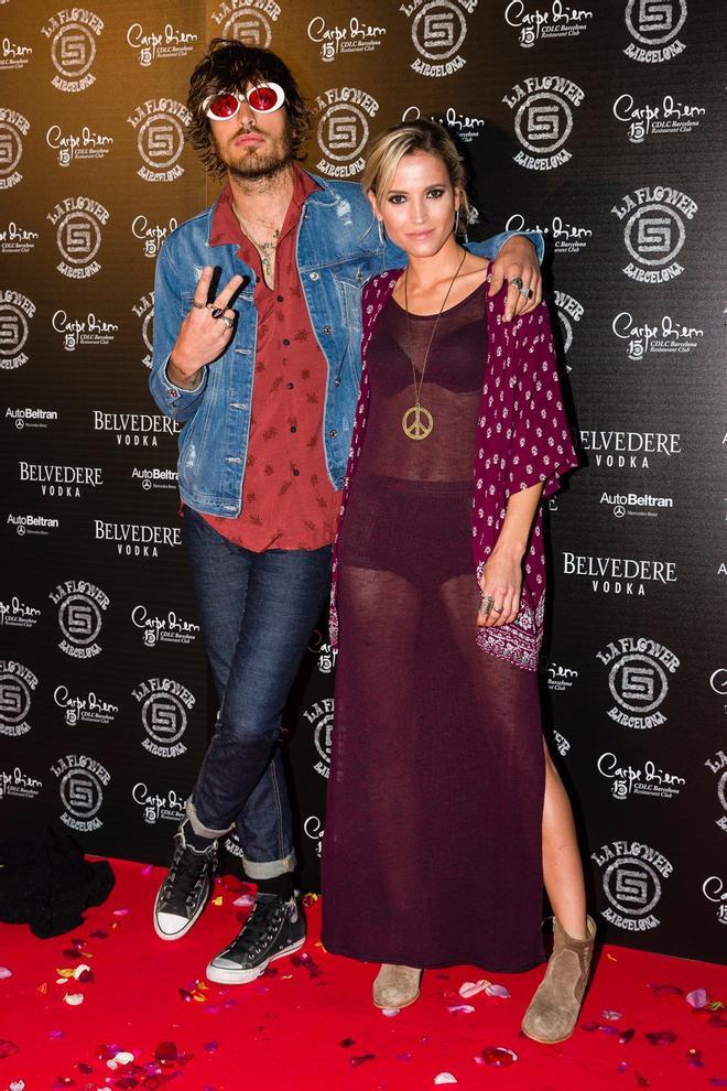 Ana Fernández y Adrián Roma posan en el photocall en 'La Flower Power de Barcelona'