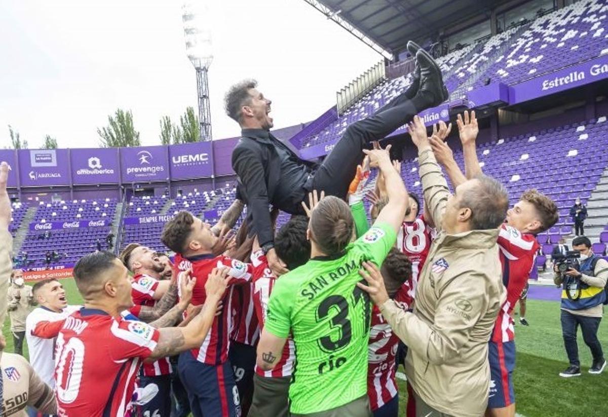Los jugadores del Atlético mantean a Simeone tras ganar la Liga de 2020/2021.