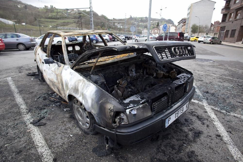 Coche quemado en un aparcamiento en Sama, Langreo