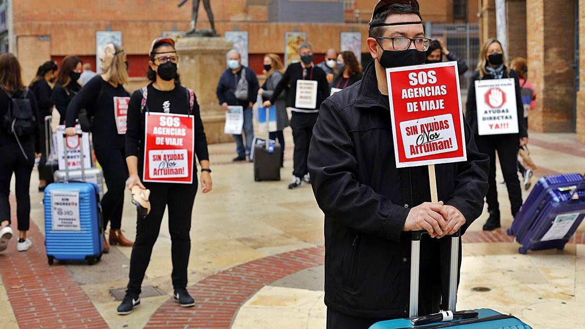 Trabajadores de agencias de viajes, antes del inicio de la manifestación de ayer en València. | M. A. MONTESINOS