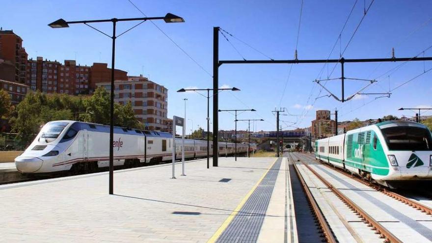 El tren de pruebas (derecha) en la estación de Zamora.