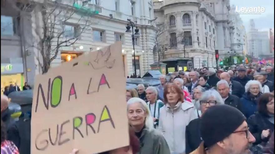 Manifestantes muestran su rechazo a la guerra en Oriente Medio en la manifestación que recorre las calles del centro de València