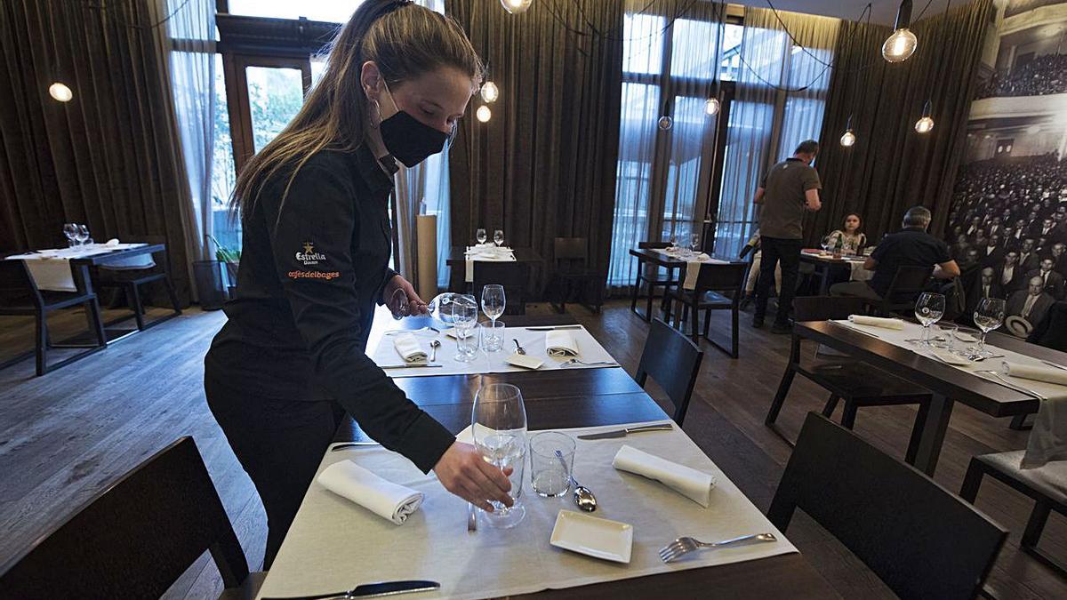 Iris Vila-Masana preparant taules amb reserva al restaurant Kursaal |      