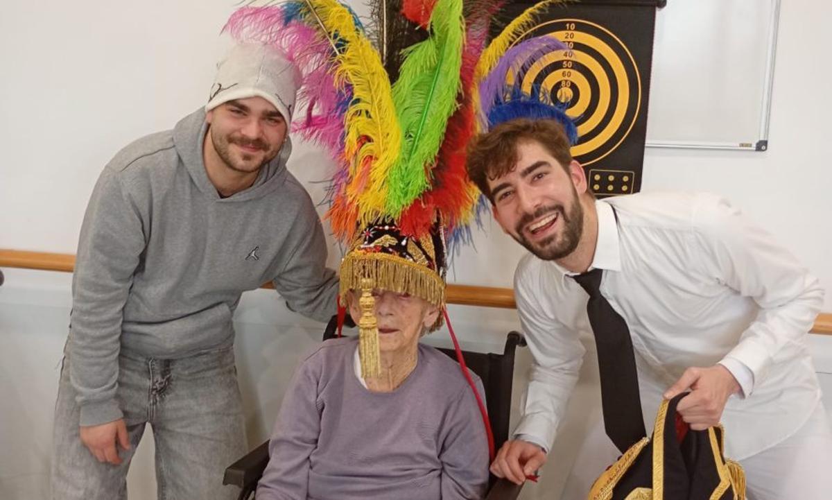 Los ‘xenerais’ acuden a la residencia |