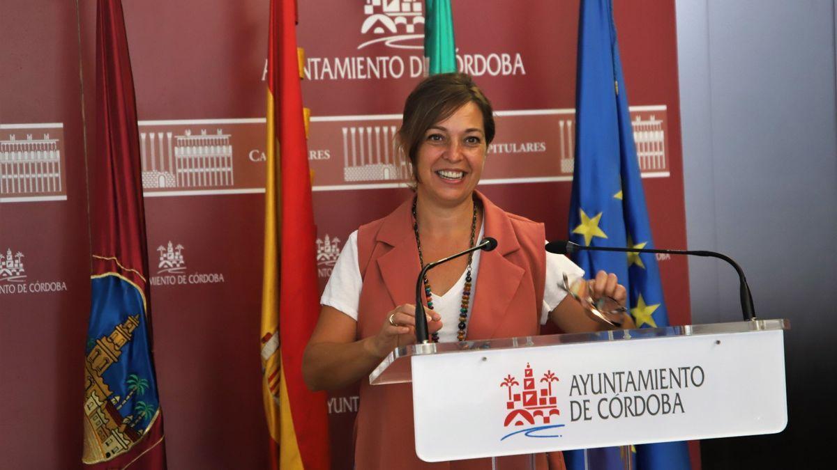 La portavoz socialista, Isabel Ambrosio, durante una rueda de prensa.