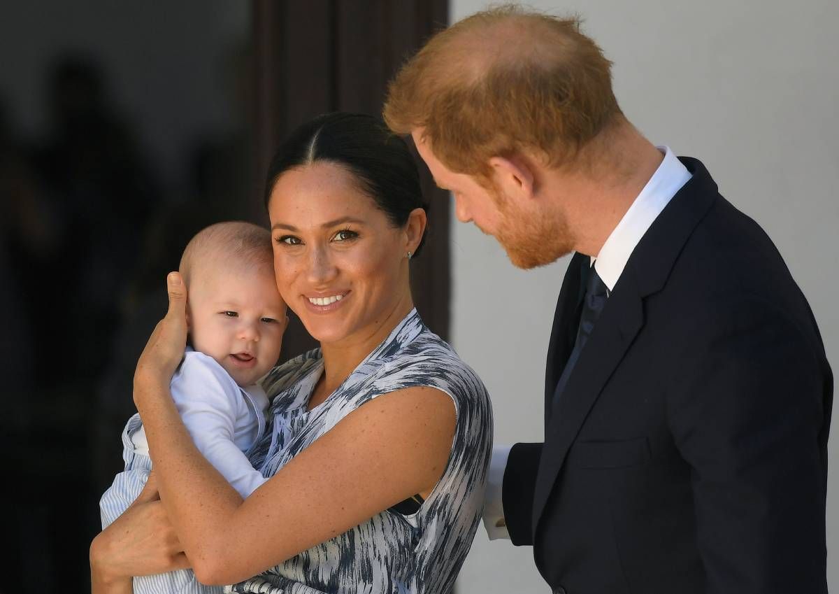 Meghan Markle y el príncipe Harry con su hijo Archie, en su viaje a Sudáfrica en 2019