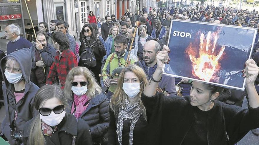 Miles de personas claman contra la política forestal de la Xunta