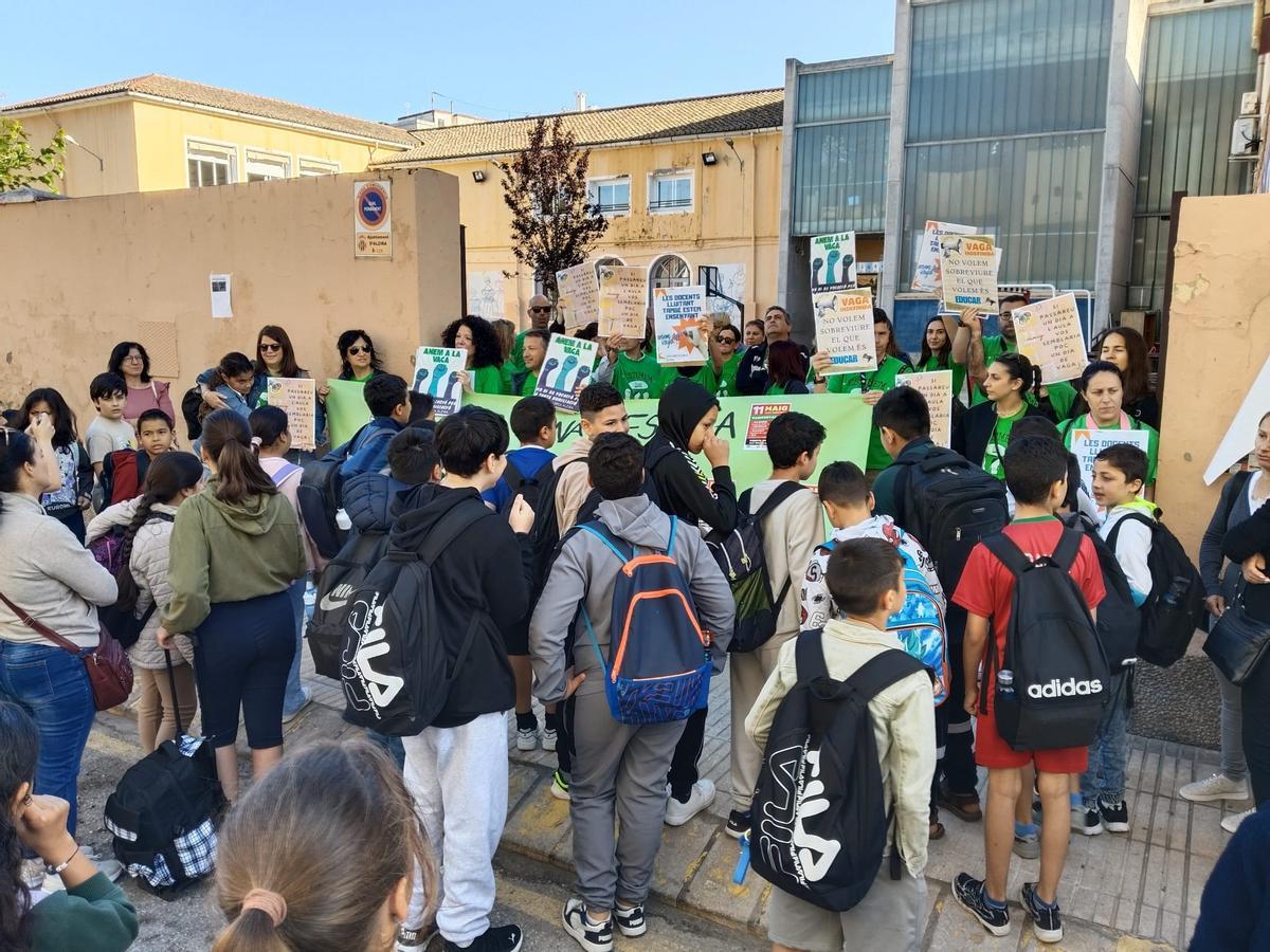 Familias y alumnos secundan la concentración en el CEIP García Lorca.