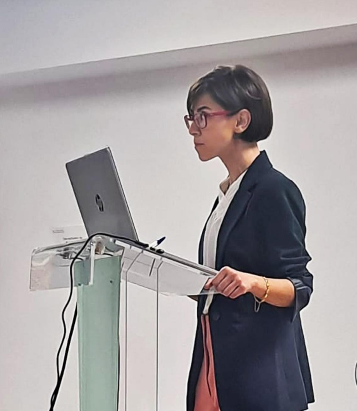 La investigadora durante su exposición