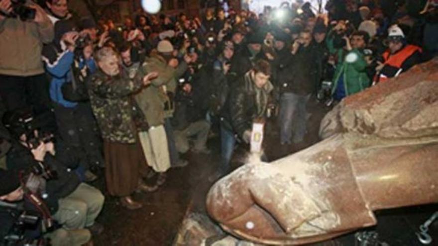 Los manifestantes derriban una estatua de Lenin en Kiev