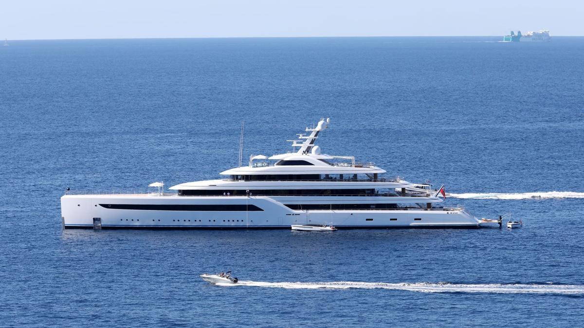 Die Superyacht &quot;Zen&quot; mit einem Begleitboot vor Mallorca.