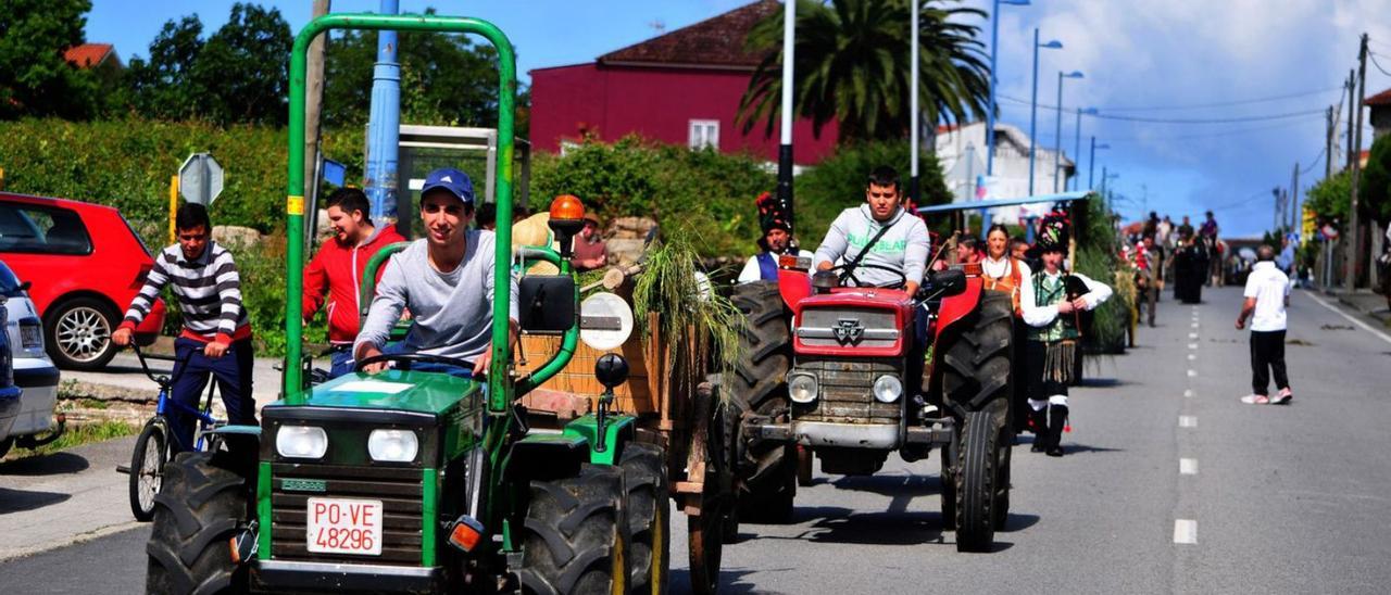 Desfile de tractores de la Festa do Labrego, por la avenida de Vilariño. |  // IÑAKI ABELLA