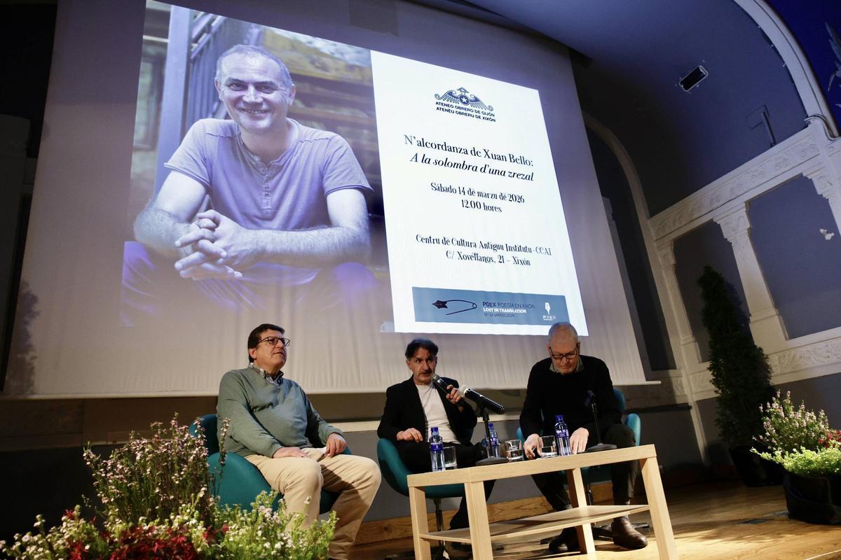 Por la izquierda, Ramón de Andrés, Jaime Priede y Luis Pascual, con Xuan Bello en la pantalla.