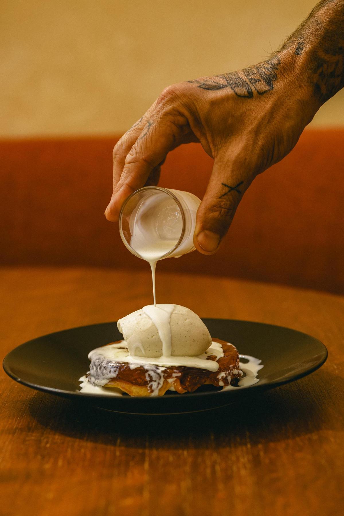 La torrija con tocino de cielo caramelizado y helado de yogur griego, un postre a tener muy en cuenta.