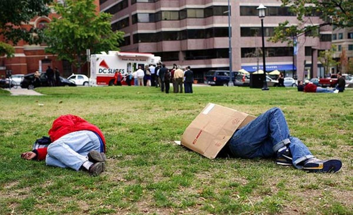 Dossin techoduermen en un parque, mientras la gente espera en fila para comprar una pizza en una pizzeria móvil en Washington (Estados Unidos). En 2007, cuando el país estaba al borde de la crisis financiera, la desigualdad de ingresos alcanzó su nivel más alto desde 1928.