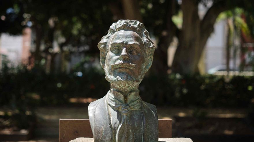 Luis Morera ‘apadrina’ la presentación del rehabilitado busto de Secundino Delgado