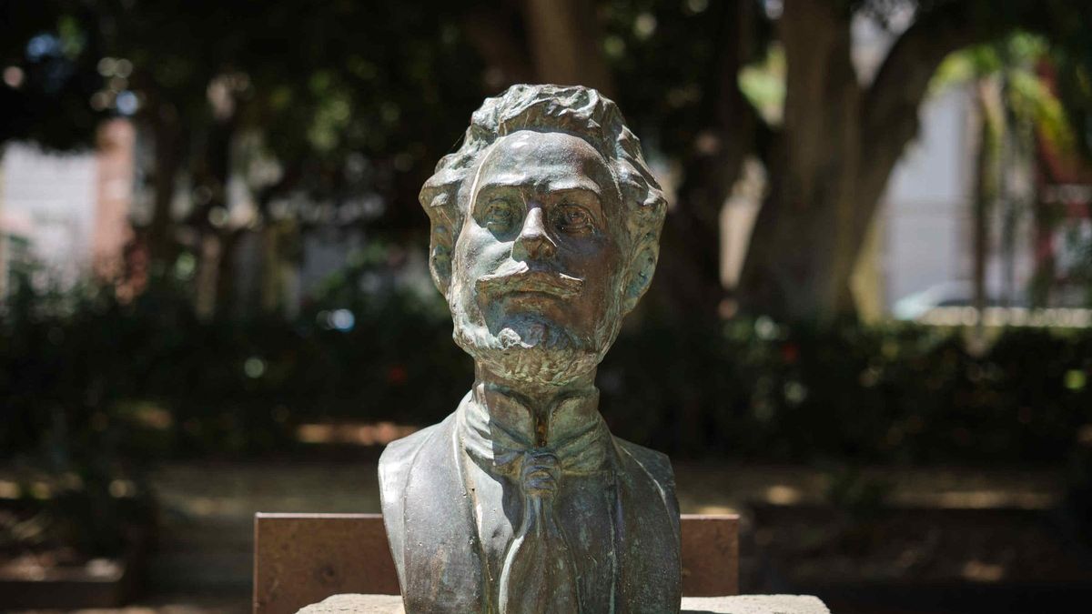 Busto de Secundino Delgado, en el parque que lleva su nombre, en una imagen del año 2022.