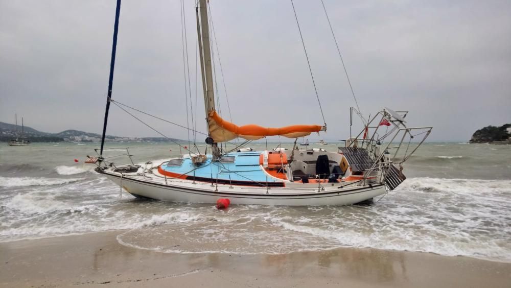 El temporal deja varios barcos varados en Son Maties