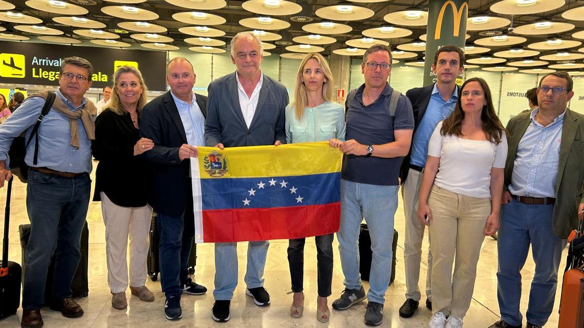 Parlamentarios del PP, el sábado, a su llegada a la Terminal 4 del aeropuerto de Madrid tras ser vetada su entrada en Venezuela.