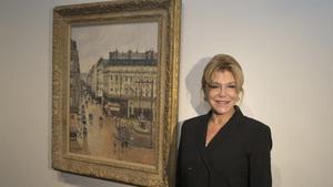 Carmen Thyssen, junto al cuadro de Camile Pissarro ’Rue Saint-Honoré por la tarde. Efecto de lluvia. 