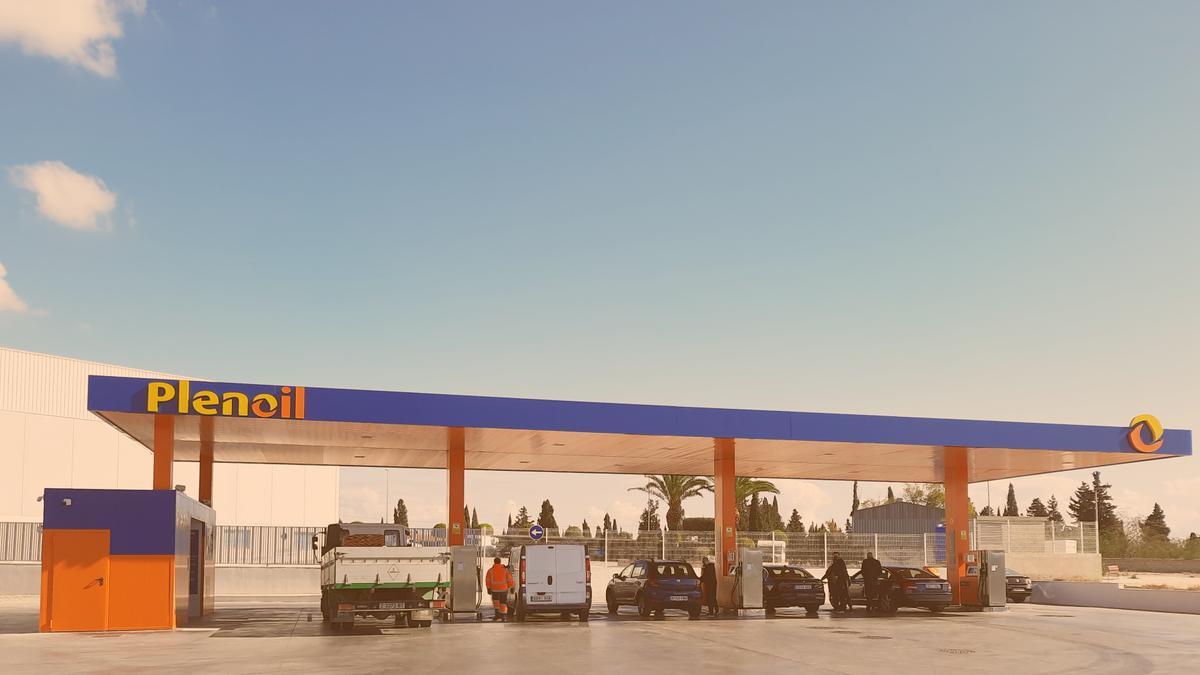Llenar un depósito de 40 litros puede salirnos 10 euros más barato al repostar en una gasolinera Plenoil