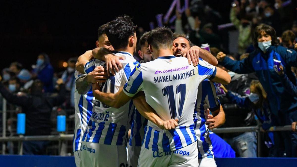 Los jugadores del Atlético Baleares celebran uno de los goles marcados contra el Celta. | DIARIO DE MALLORCA