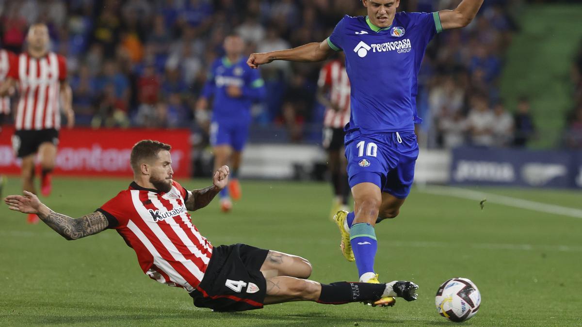 Iñigo Martínez intenta frenar un ataque de Enes Ünal, el delantero del Getafe.