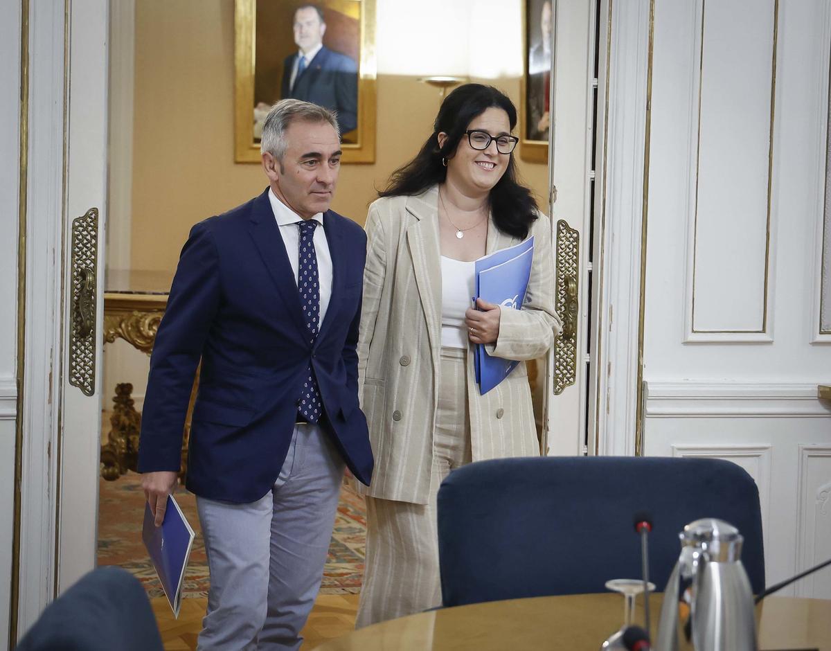 El síndic del PPCV, Miguel Barrachina, y la portavoz adjunta, Nieves Martínez, en la junta de síndic, este martes.