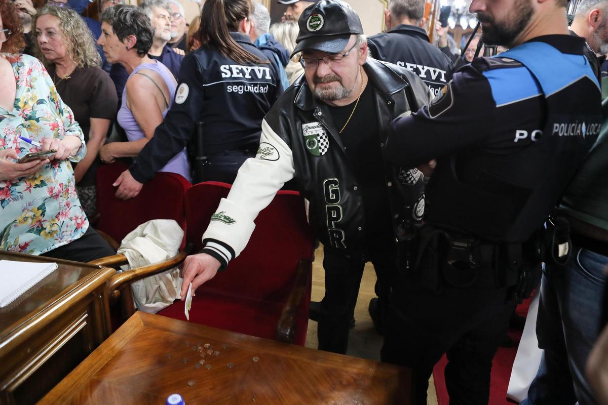 Protesta contra la moción de censura el jueves, 30 de abril, en el pleno del Concello de Lugo.