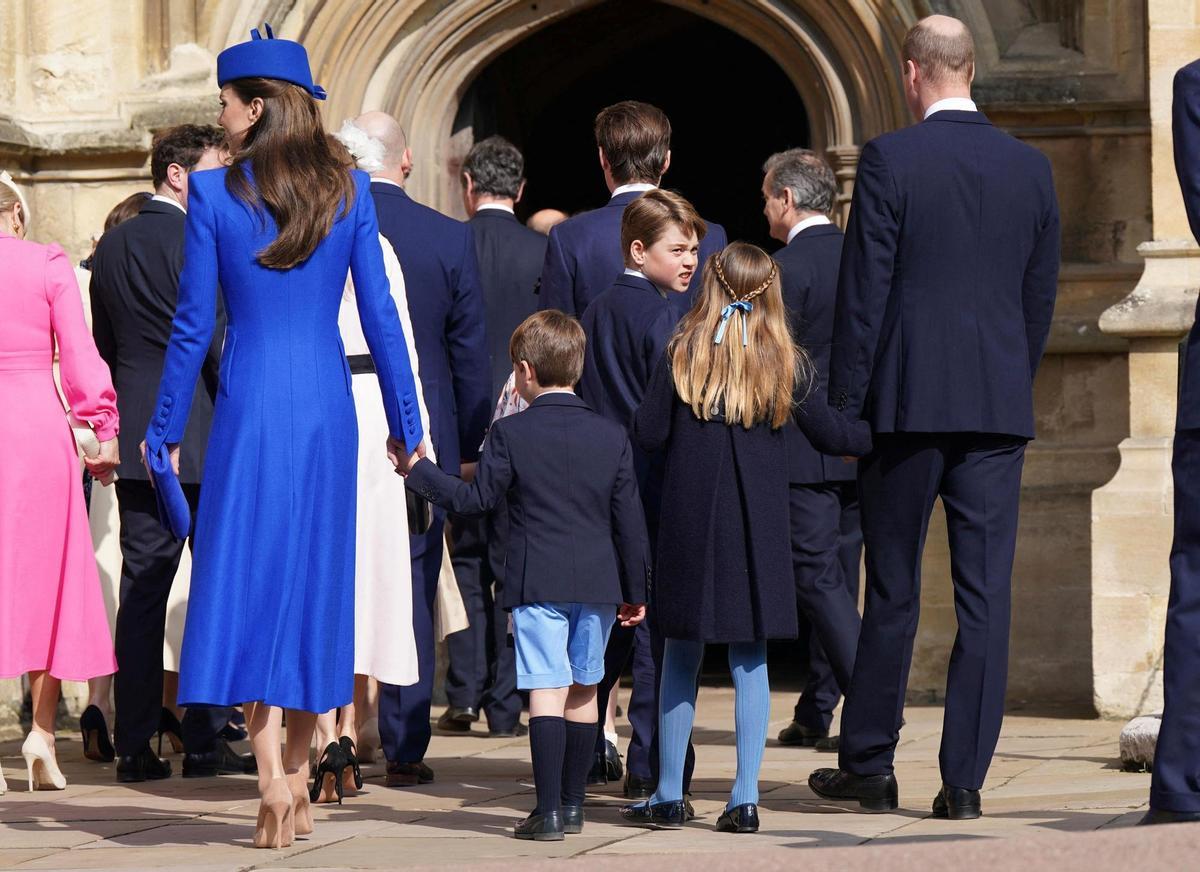 La familia real, a su entrada a la iglesia, donde se puede apreciar la parte trasera del abrigo.