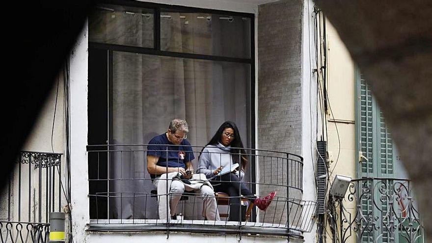 Una parella al balcó durant el confinament