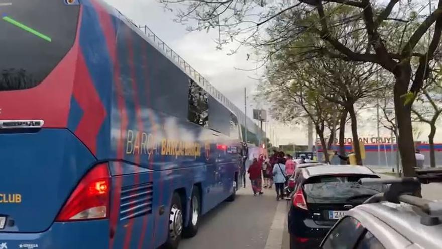 La llegada de la expedición azulgrana arropada por las familias y algunos madrugadores aficionados