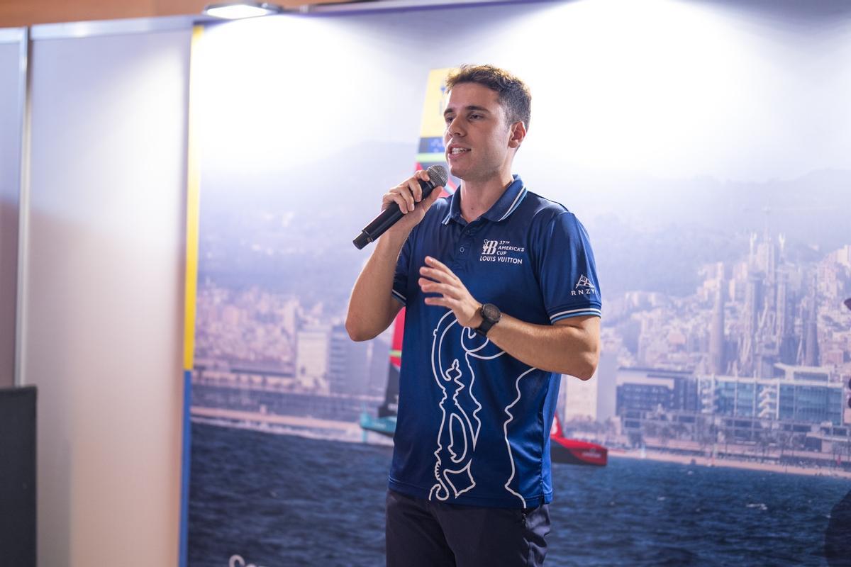 El responsable del programa de voluntariado de la Copa América de vela, Xavi Prat, dirigiéndose a toda la comunidad de voluntarios.