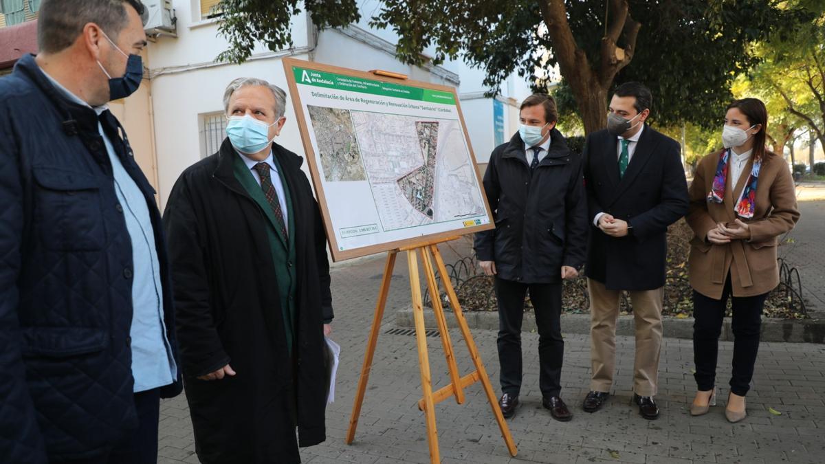 Salvador Fuentes, Antonio Repullo, José María Bellido y Cristina Casanueva, en el barrio del Santuario.