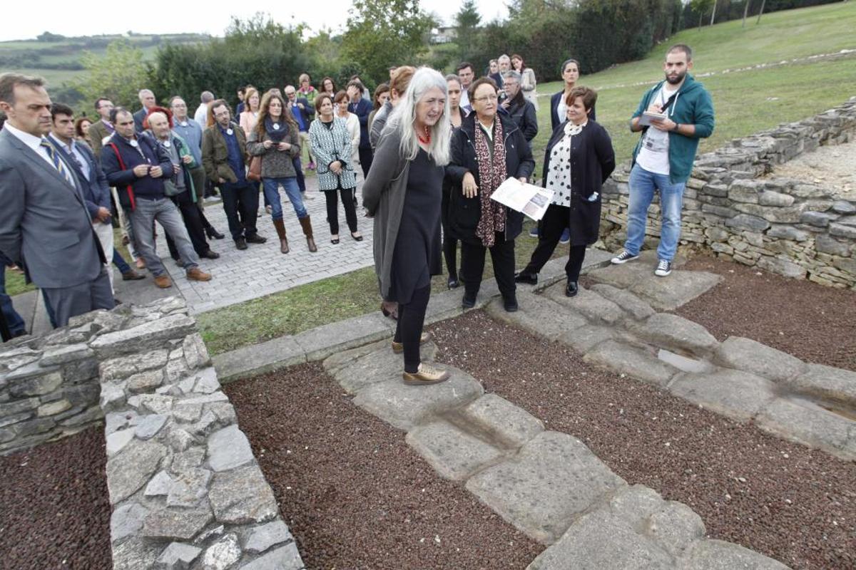 Mary Beard visitando la Villa Romana de Veranes Mary Beard visitando la Villa Romana de Veranes