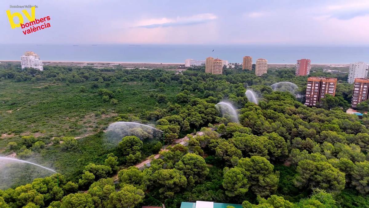Los cañones de agua refrescan El Saler por la alerta de incendios