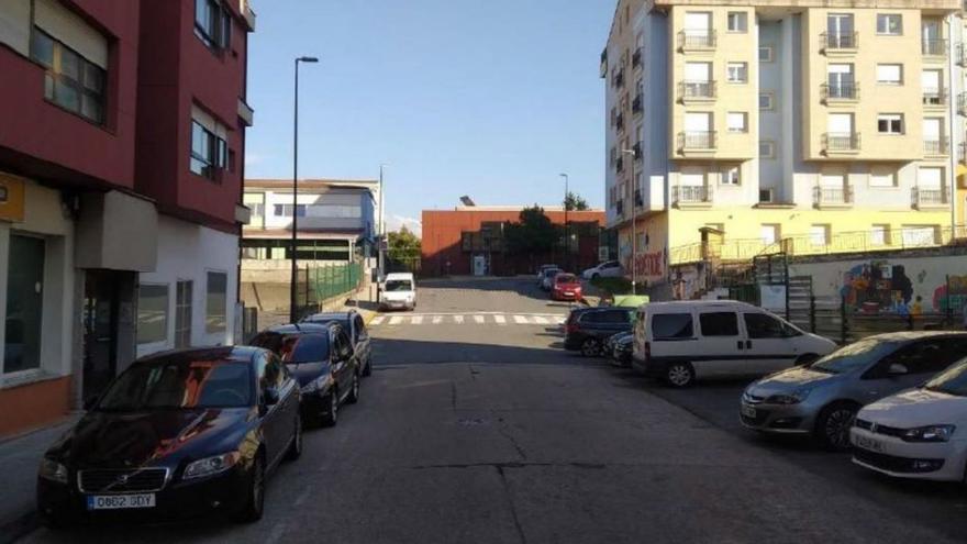 Calle Juan Seijas, con la entrada de la escuela infantil al fondo. |   // L. O.