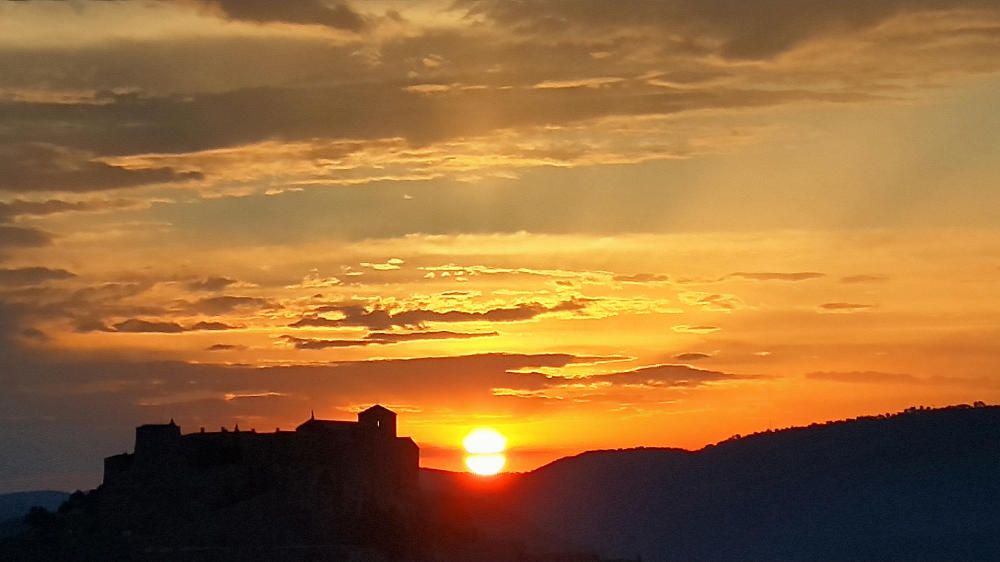 Albada ataronjada i ennuvolada a Cardona.