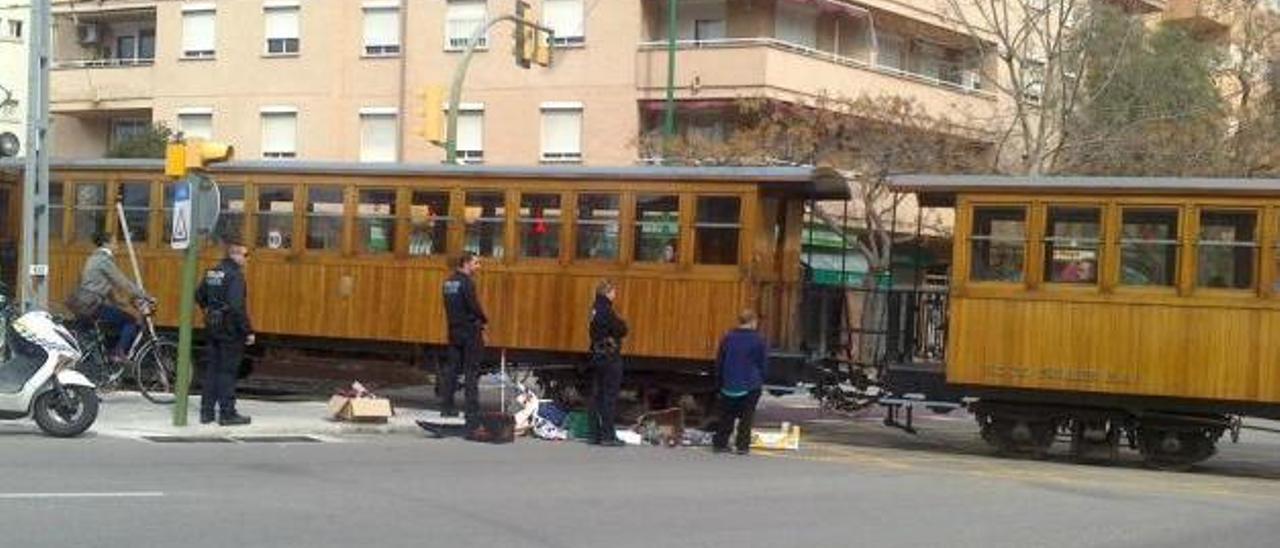 Un hombre que caminaba con una montaña de chatarra perdió la mayor parte de la mercancía sobre las vías del tren de Sóller.