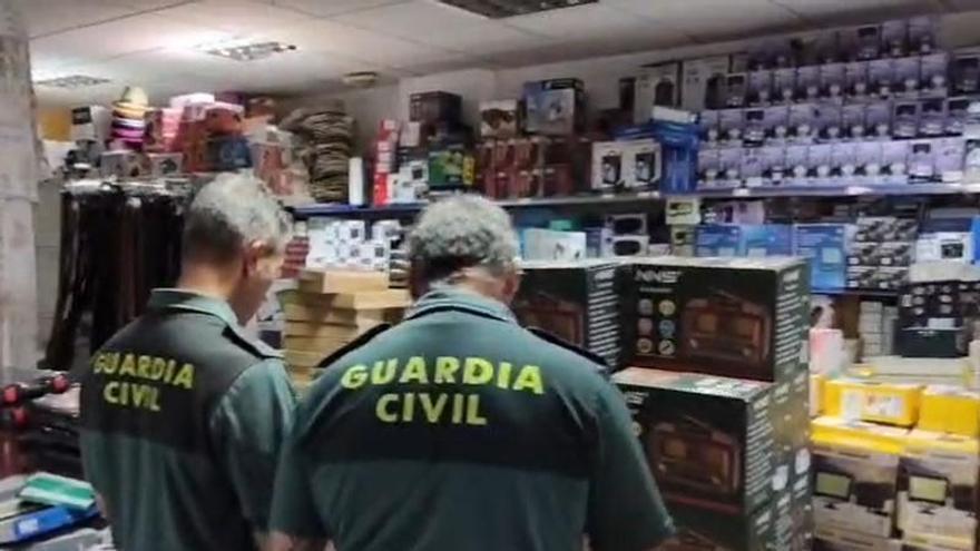 La Guardia Civil incauta más de mil productos irregulares en un bazar de Soutomaior