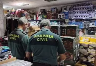 Balizas V-16, cuchillos o paneles solares: la Guardia Civil incauta más de mil productos con graves problemas de seguridad en un bazar de Soutomaior