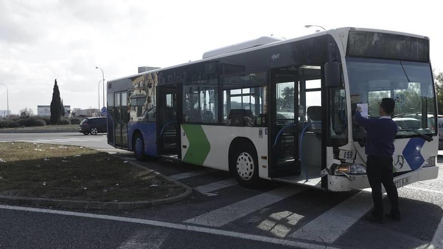 El autobús de la EMT, en la rotonda de Can Blau, tras el accidente de tráfico.